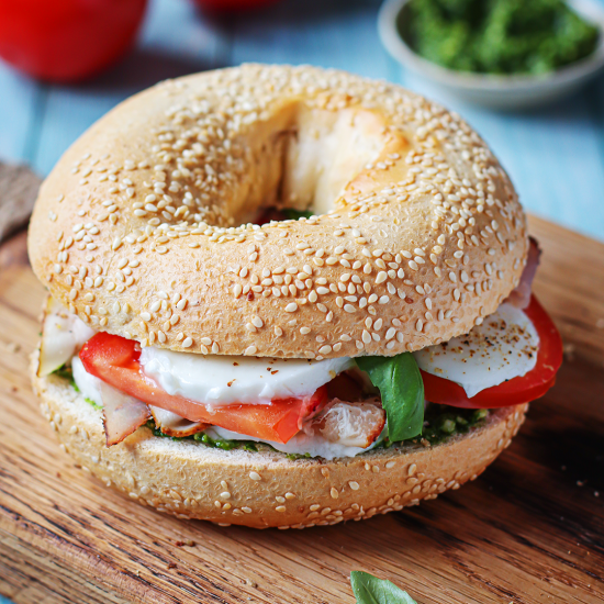 Caprese Bagel - kombinace proscuitta a bazalky