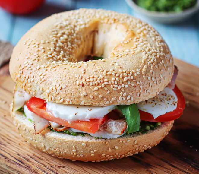 Caprese Bagel - kombinace proscuitta a bazalky