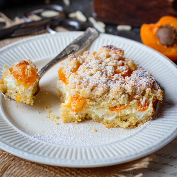 Tvarohový crumble cake s meruňkami