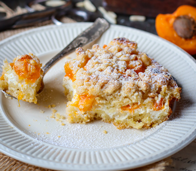 Tvarohový crumble cake s meruňkami