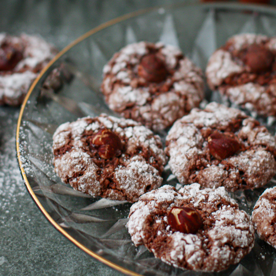 Mandlové crinkles s lískovými oříšky