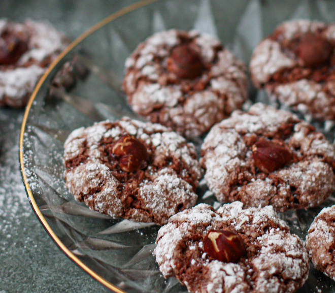 Mandlové crinkles s lískovými oříšky